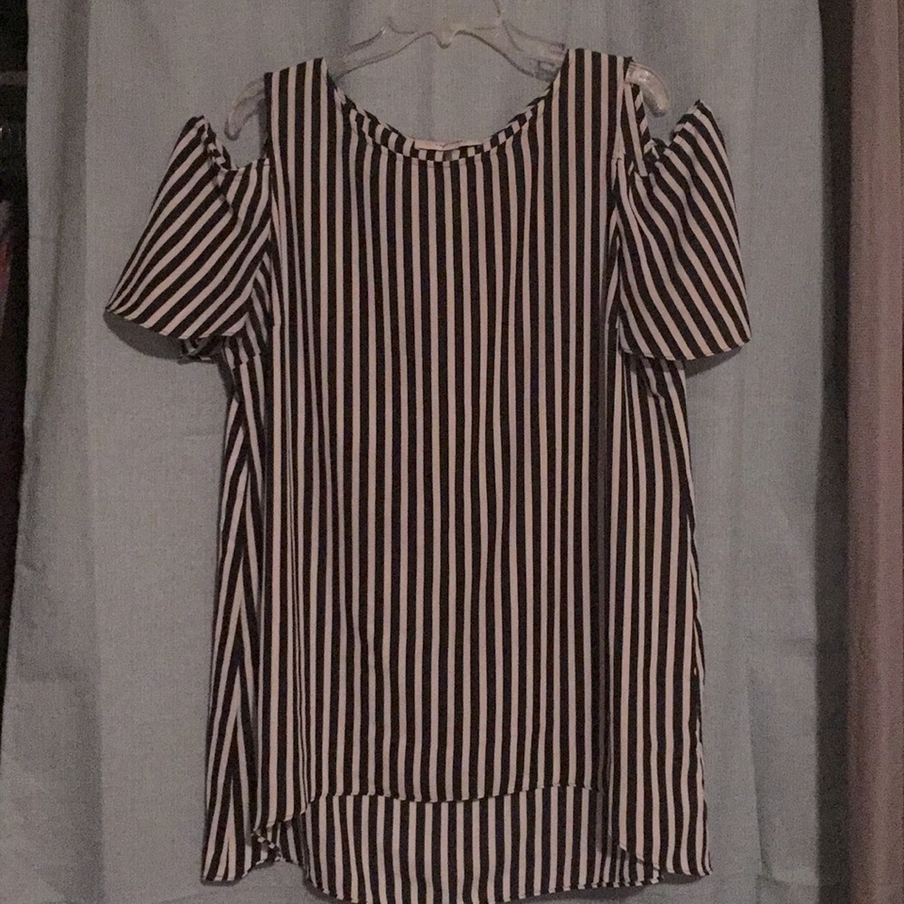 Jones studio tunic length cold shoulder blouse